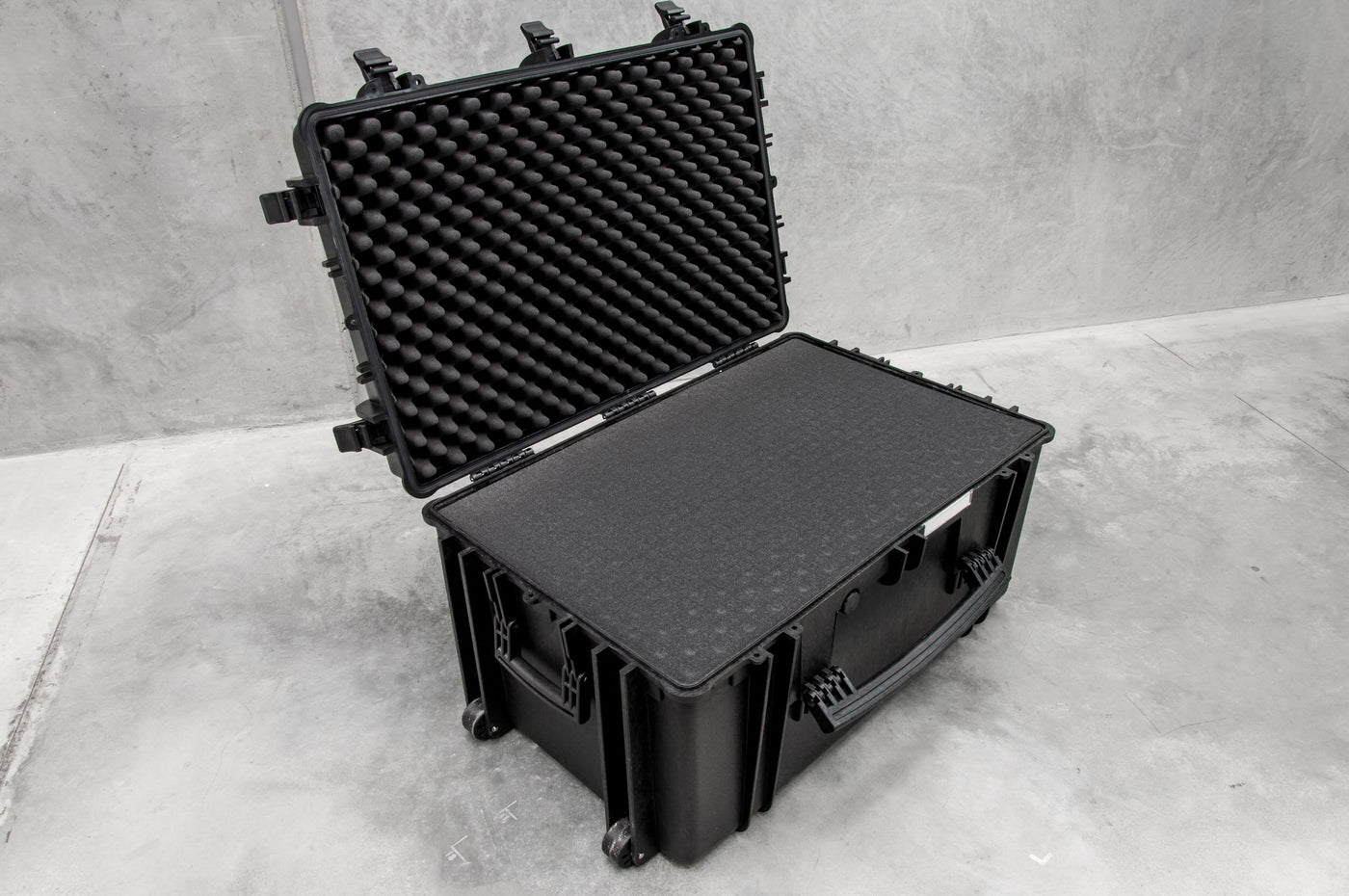 POLYPROOF 154L PROTECTIVE CASE WITH PICK AND PLUCK FOAM INSDE
