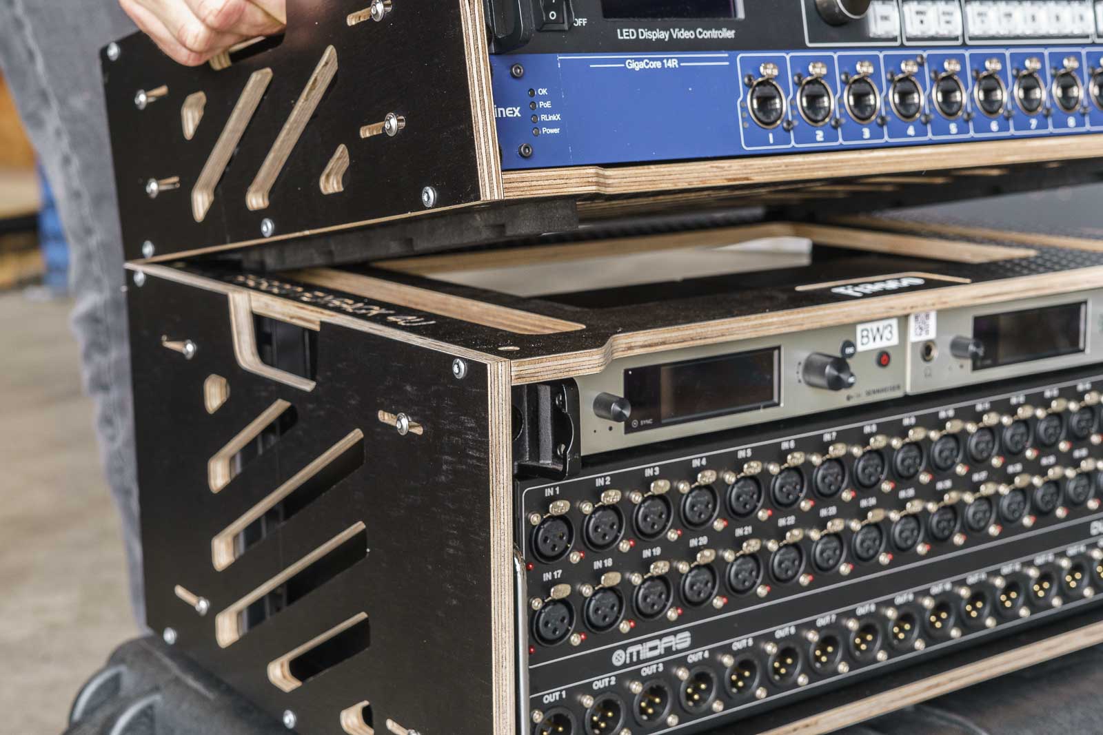 Fiasco Flyrack 2U - Wireless Rack, Tracks Rack, IO Rack for touring ...