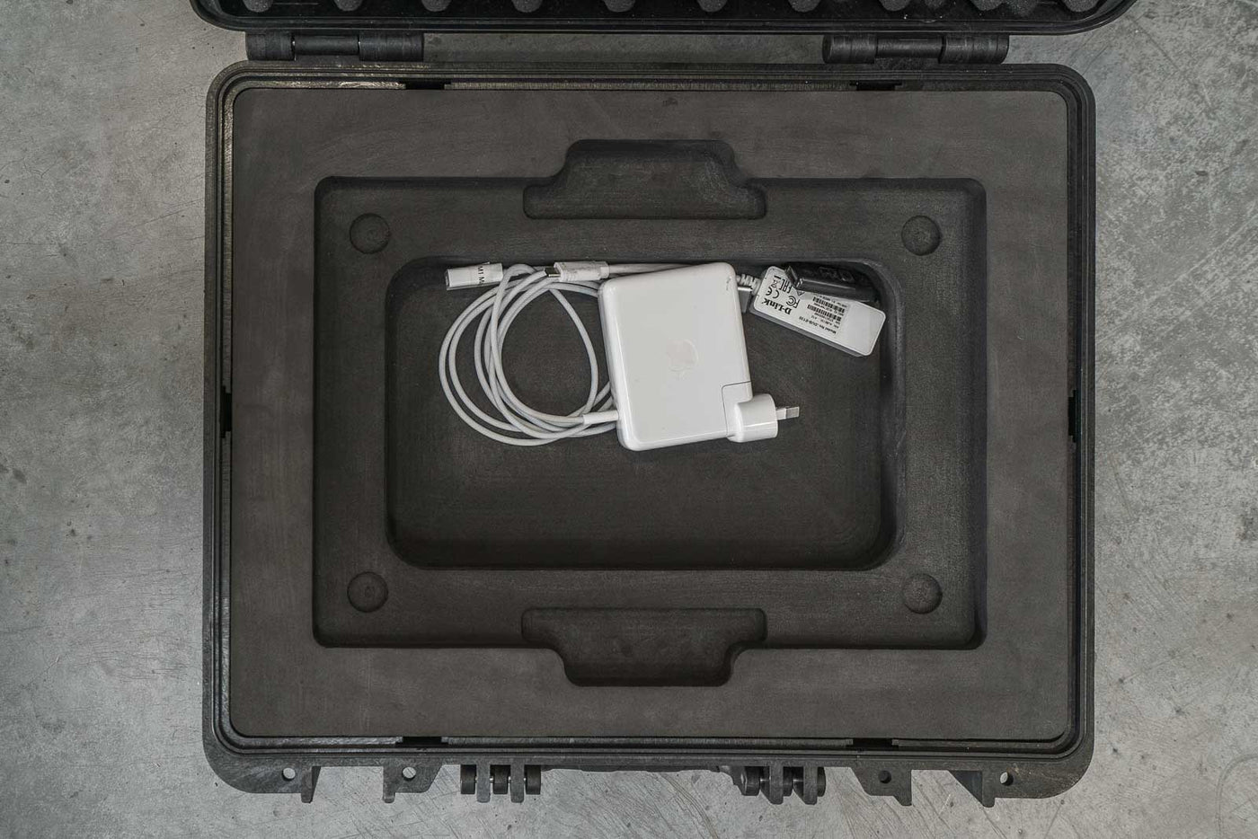 Hard carry case for MacBook Pro and accessories 