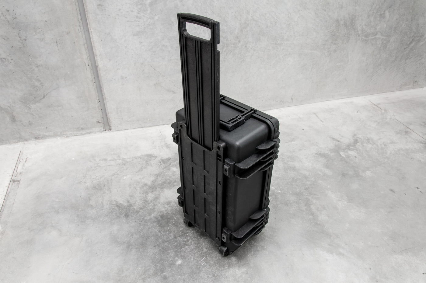 POLYPROOF 31L PROTECTIVE CASE WITH WHEELS